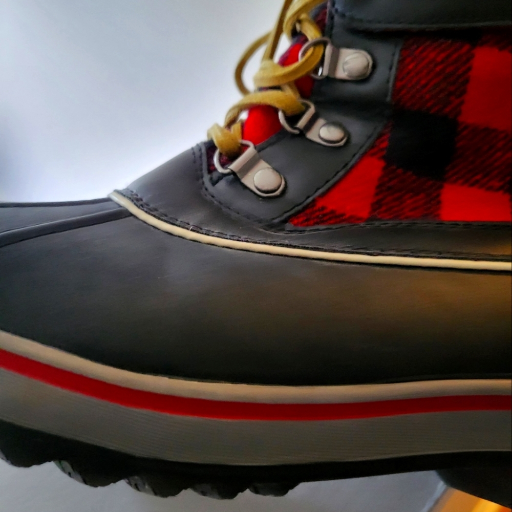 Global win red plate with fleece interior size 10